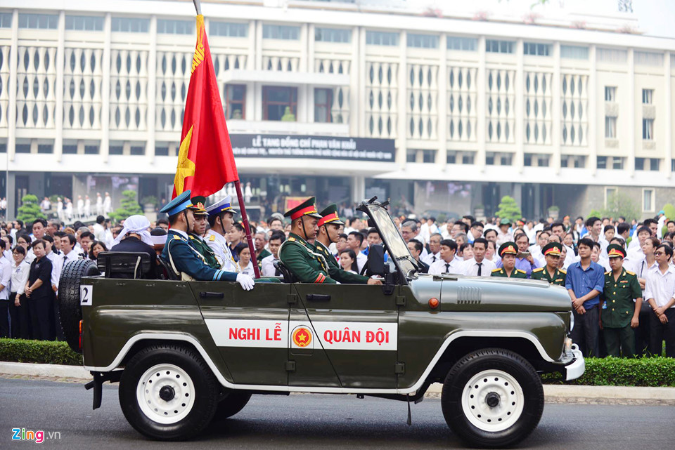 Người dân lập bàn thờ bên đường tiễn biệt ông Sáu Khải